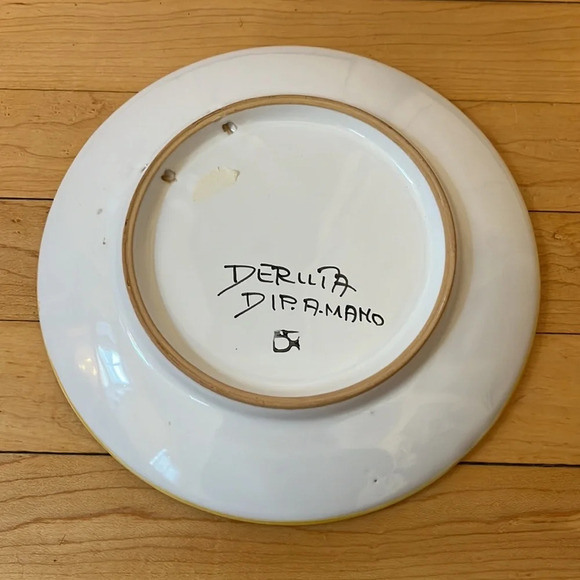 Italian Deruta pottery hand painted. 7.5” diameter with hanging holes. - Picture 2 of 2